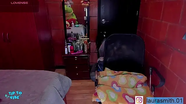laura smith0 online show from June 21, 4:09 pm