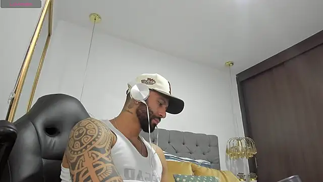 Snapshot of Yorby_Maxx1 chatting on December 27, 8:18 pm Yorby Maxx1 online show from December 27, 8:18 pm