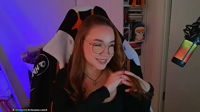 Snapshot of Emili1- chatting on March 10, 1:32 pm Emili1- online show from March 10, 1:32 pm