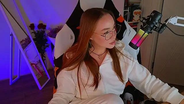 Snapshot of Emili1- chatting on March 11, 12:17 pm Emili1- online show from March 11, 12:17 pm