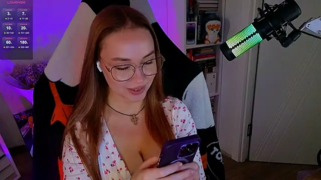 Snapshot of Emili1- chatting on October 11, 10:25 am Emili1- online show from October 11, 10:25 am