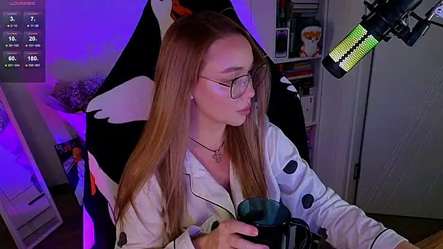 Snapshot of Emili1- chatting on October 12, 11:42 am Emili1- online show from October 12, 11:42 am