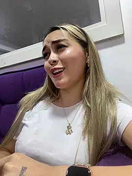 Snapshot of emma_oxford chatting on December 21, 12:09 am emma oxford online show from December 21, 12:09 am