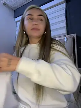 Snapshot of emma_oxford chatting on February 16, 4:30 am emma oxford online show from February 16, 4:30 am