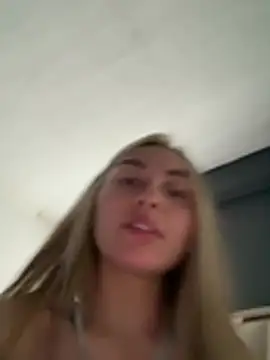 Snapshot of emma_oxford chatting on February 18, 9:33 pm emma oxford online show from February 18, 9:33 pm