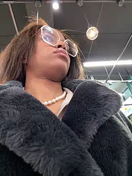 Snapshot of Black_Dolll chatting on November 24, 5:01 pm Black Dolll online show from November 24, 5:01 pm