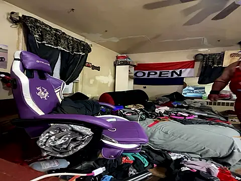 Snapshot of MrMynx chatting on November 16, 6:41 am MrMynx online show from November 16, 6:41 am