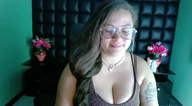 Snapshot of SaraThomso chatting on December 5, 2:53 am SaraThomso online show from December 5, 2:53 am