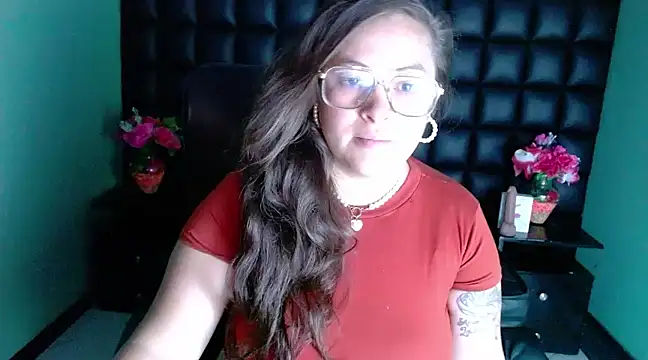 Snapshot of SaraThomso chatting on December 7, 3:04 am SaraThomso online show from December 7, 3:04 am