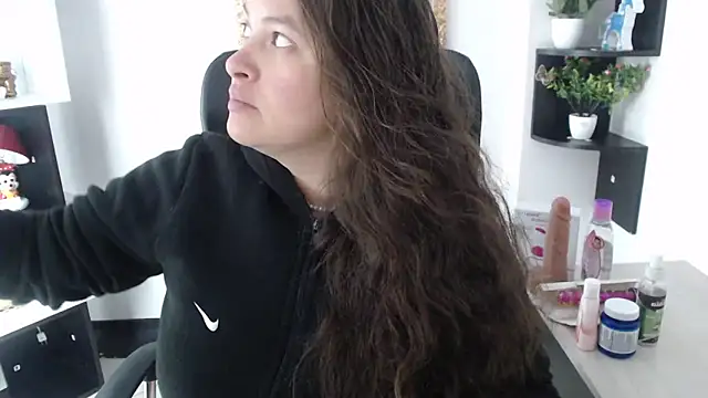 Snapshot of SaraThomso chatting on February 7, 3:01 am SaraThomso online show from February 7, 3:01 am