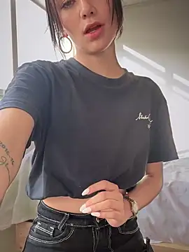 Lorraine Leon online show from February 7, 9:48 pm