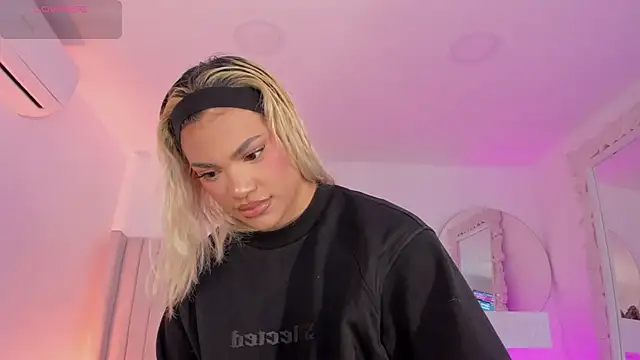 Shelynna azzul online show from April 8, 8:09 pm