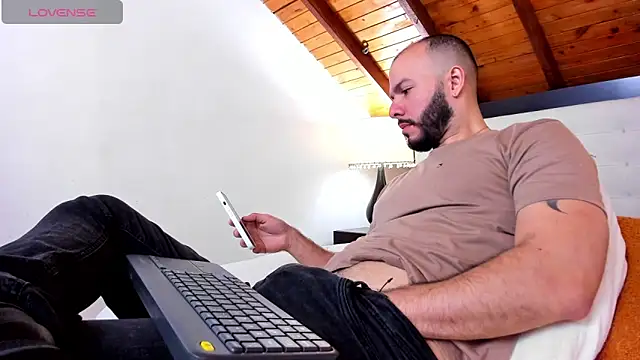 Tom Bailey online show from October 19, 1:34 pm