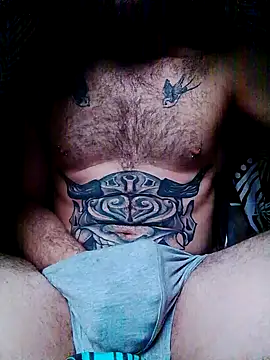 Snapshot of bearguy998 chatting on December 24, 9:06 am bearguy998 online show from December 24, 9:06 am