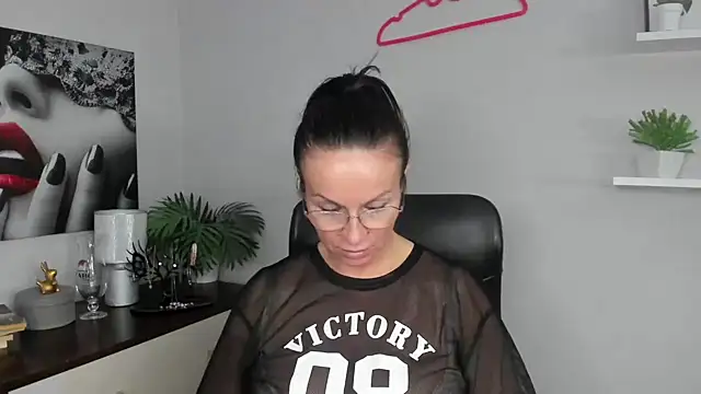 Snapshot of HelenLuxx chatting on December 19, 10:24 am HelenLuxx online show from December 19, 10:24 am