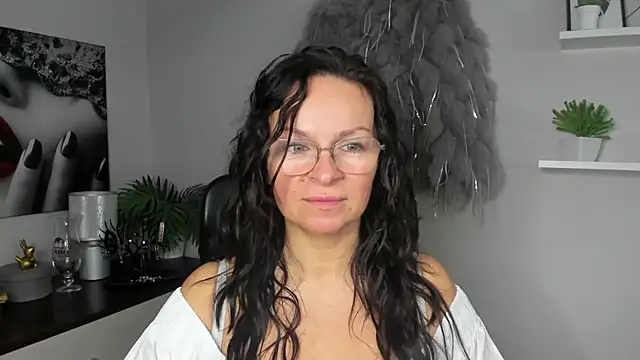 Snapshot of HelenLuxx chatting on December 20, 6:29 am HelenLuxx online show from December 20, 6:29 am