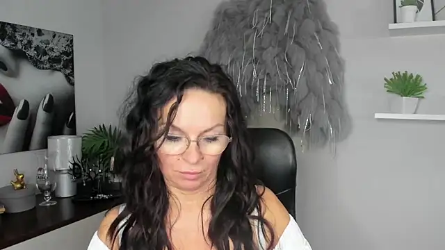 Snapshot of HelenLuxx chatting on December 20, 10:16 am HelenLuxx online show from December 20, 10:16 am