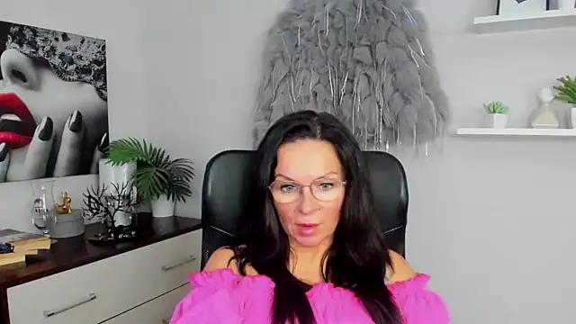 Snapshot of HelenLuxx chatting on January 13, 10:47 am HelenLuxx online show from January 13, 10:47 am