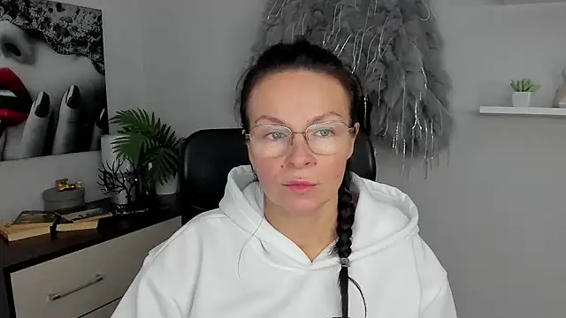 Snapshot of HelenLuxx chatting on January 27, 10:06 am HelenLuxx online show from January 27, 10:06 am