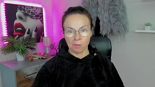 Snapshot of HelenLuxx chatting on January 30, 1:31 pm HelenLuxx online show from January 30, 1:31 pm