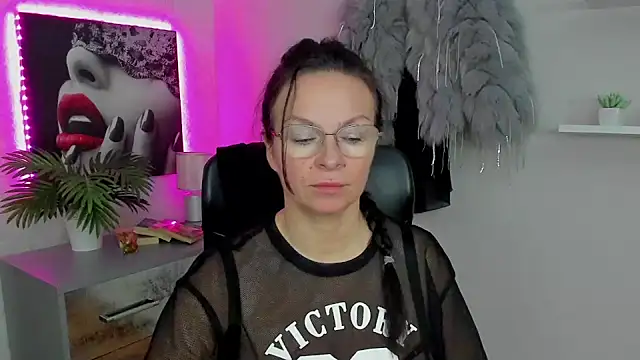 Snapshot of HelenLuxx chatting on January 31, 6:46 am HelenLuxx online show from January 31, 6:46 am