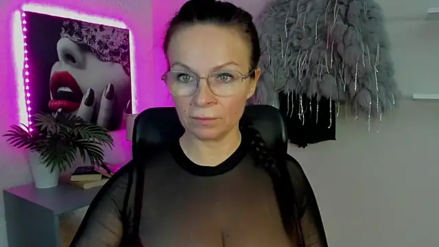 Snapshot of HelenLuxx chatting on March 21, 6:38 am HelenLuxx online show from March 21, 6:38 am
