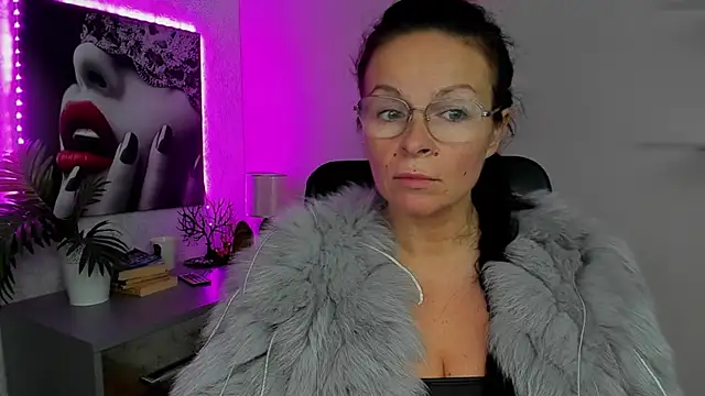 Snapshot of HelenLuxx chatting on October 2, 5:47 am HelenLuxx online show from October 2, 5:47 am
