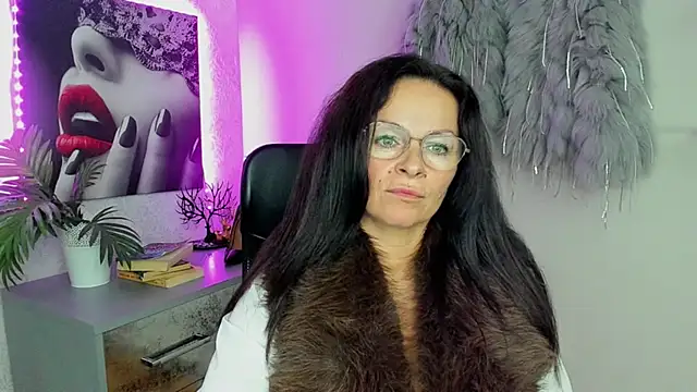 Snapshot of HelenLuxx chatting on October 6, 6:49 pm HelenLuxx online show from October 6, 6:49 pm