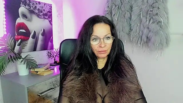 Snapshot of HelenLuxx chatting on October 7, 7:05 am HelenLuxx online show from October 7, 7:05 am