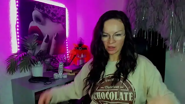 Snapshot of HelenLuxx chatting on February 21, 7:20 am HelenLuxx online show from February 21, 7:20 am