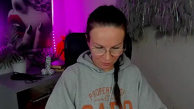 Snapshot of HelenLuxx chatting on February 26, 4:28 pm HelenLuxx online show from February 26, 4:28 pm