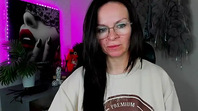 HelenLuxx online show from April 10, 3:06 pm