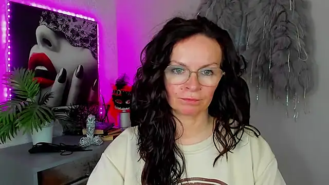 HelenLuxx online show from April 15, 2:46 pm