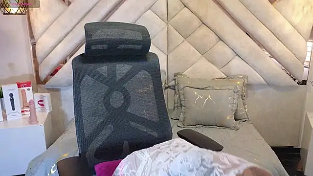 leslyflorez online show from January 29, 9:50 pm