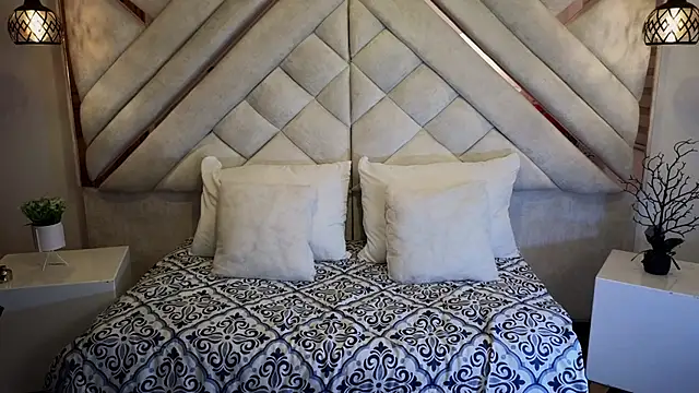 leslyflorez online show from February 9, 12:06 am