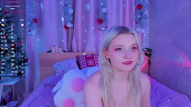 Snapshot of SweeteRose_Royce chatting on December 28, 3:59 pm SweeteRose Royce online show from December 28, 3:59 pm