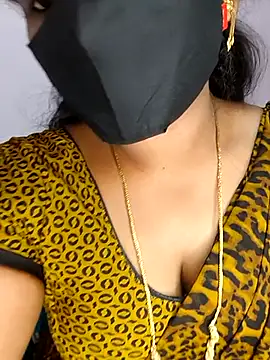 Snapshot of louise92 chatting on April 18, 4:05 am louise92 online show from April 18, 4:05 am