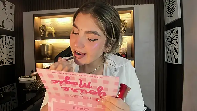 Snapshot of SamantaBone chatting on January 13, 12:30 am SamantaBone online show from January 13, 12:30 am