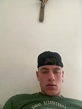 Snapshot of Gibboto chatting on February 10, 12:42 pm Gibboto online show from February 10, 12:42 pm