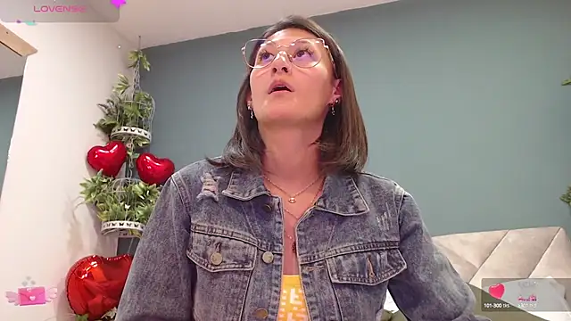 Snapshot of SharisWillian chatting on February 22, 3:34 am SharisWillian online show from February 22, 3:34 am
