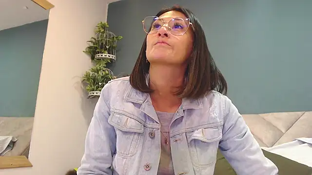 Snapshot of SharisWillian chatting on December 15, 3:44 am SharisWillian online show from December 15, 3:44 am