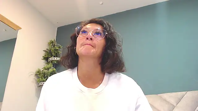 Snapshot of SharisWillian chatting on April 15, 3:46 am SharisWillian online show from April 15, 3:46 am
