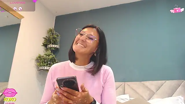 Snapshot of SharisWillian chatting on April 20, 3:42 am SharisWillian online show from April 20, 3:42 am