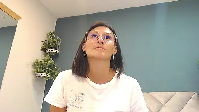 Snapshot of SharisWillian chatting on April 22, 3:31 am SharisWillian online show from April 22, 3:31 am