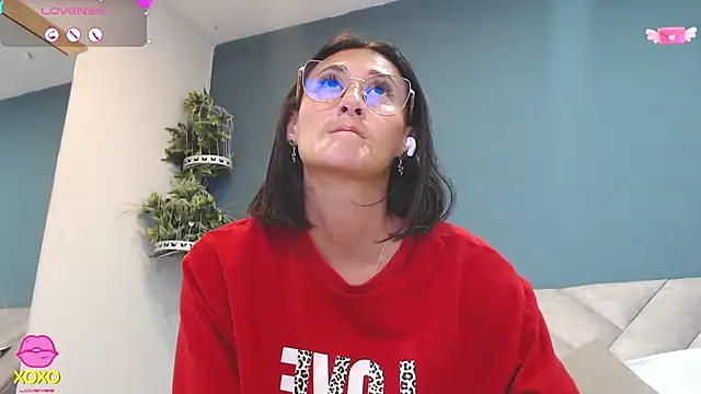 Snapshot of SharisWillian chatting on April 24, 3:20 am SharisWillian online show from April 24, 3:20 am