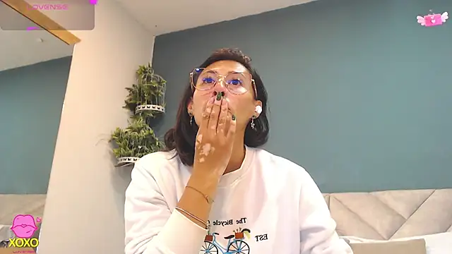 Snapshot of SharisWillian chatting on April 29, 3:54 am SharisWillian online show from April 29, 3:54 am