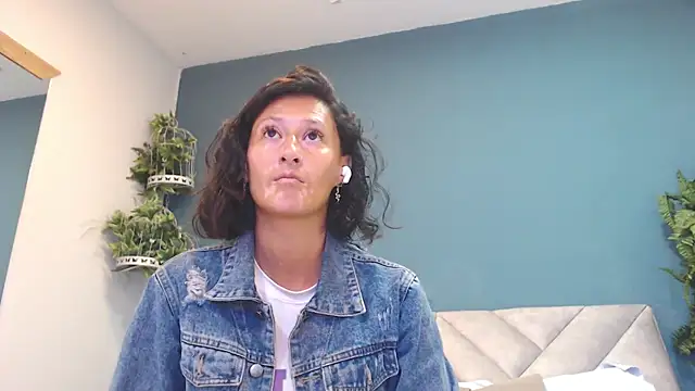 Snapshot of SharisWillian chatting on April 30, 3:46 am SharisWillian online show from April 30, 3:46 am