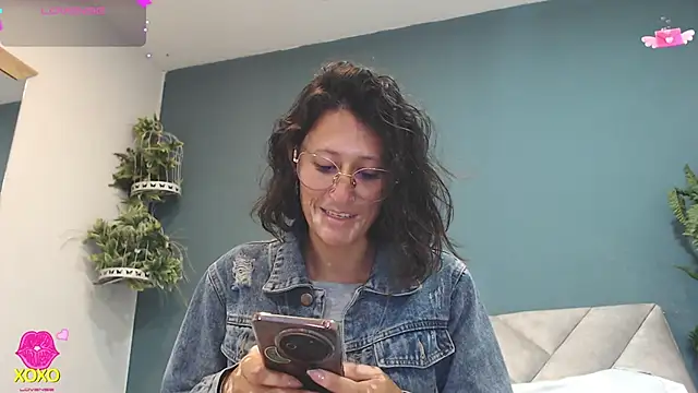 Snapshot of SharisWillian chatting on May 4, 3:57 am SharisWillian online show from May 4, 3:57 am