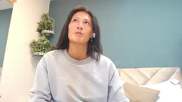 Snapshot of SharisWillian chatting on May 11, 3:34 am SharisWillian online show from May 11, 3:34 am