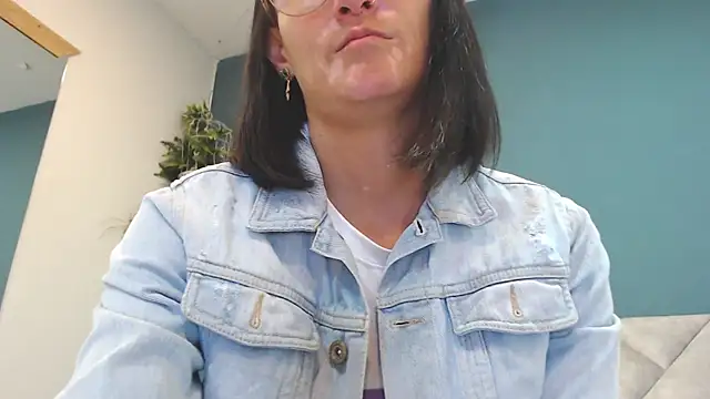 Snapshot of SharisWillian chatting on May 13, 3:59 am SharisWillian online show from May 13, 3:59 am